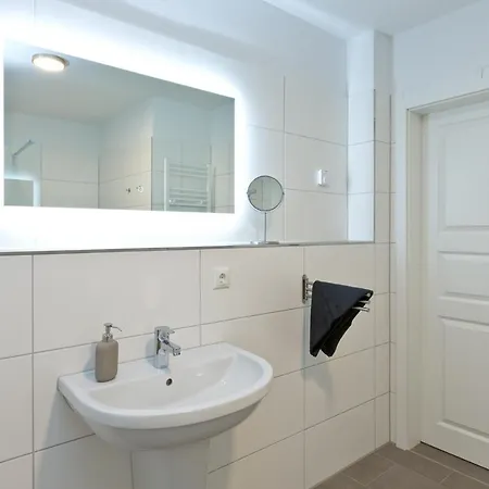 Unter Den Kiefern 93 *