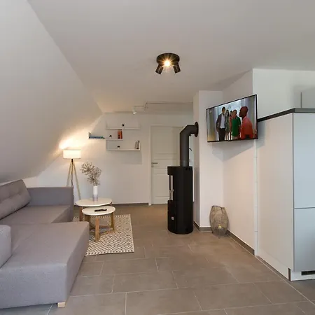 Unter Den Kiefern 93