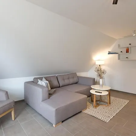 Unter Den Kiefern 93 *